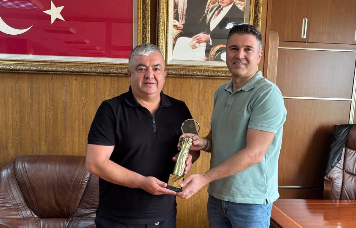 Başkan Yönetiminden Plaketle Ödüllendirildi