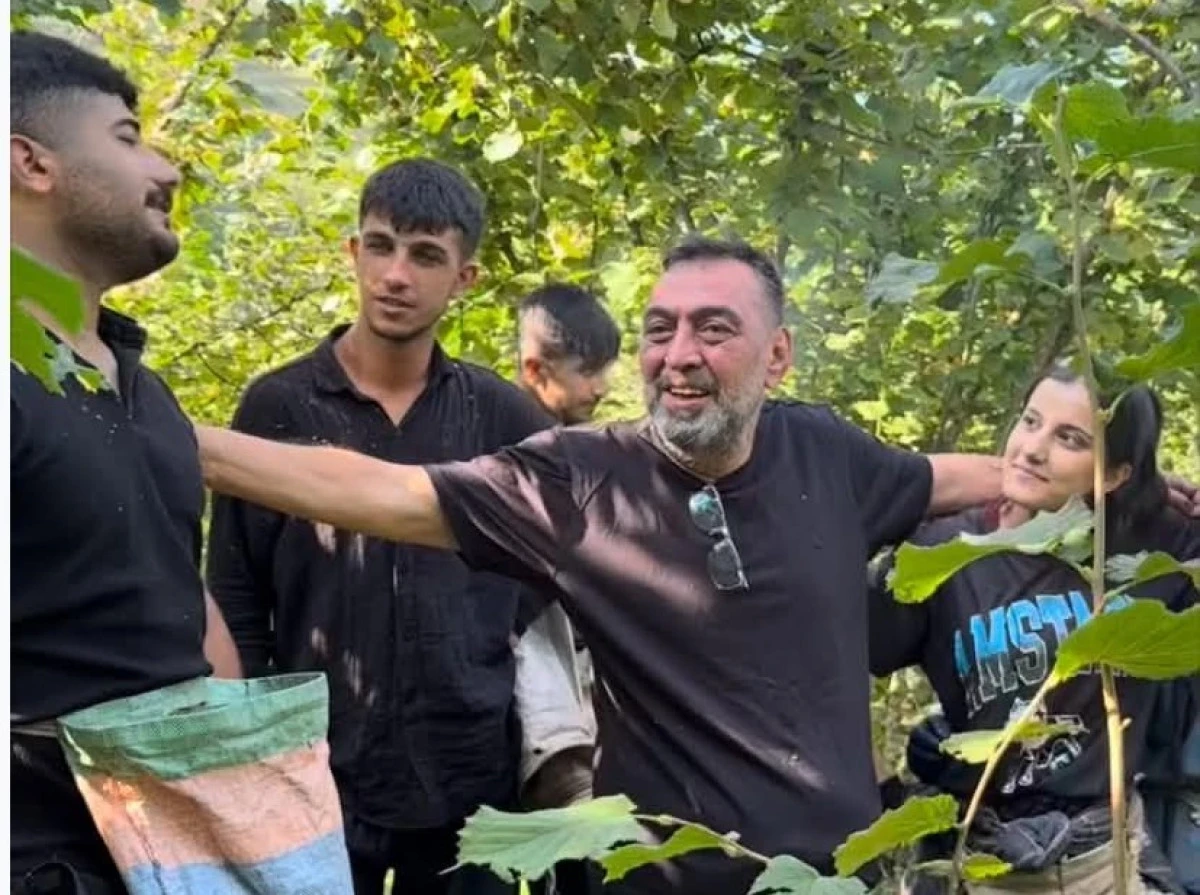 Fındık Bah&ccedil;esinde T&uuml;rk&ccedil;e ve K&uuml;rt&ccedil;e T&uuml;rk&uuml;ler Birlikte S&ouml;ylendi