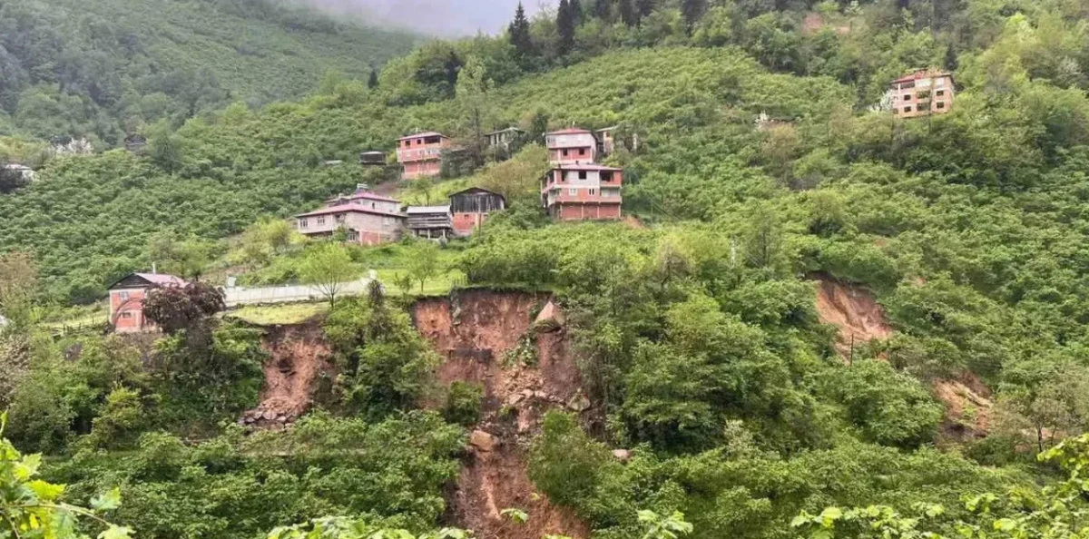 Giresun&rsquo;da Heyelan Alarmı: Bulancak&rsquo;ta 33 Konut Tahliye Edildi