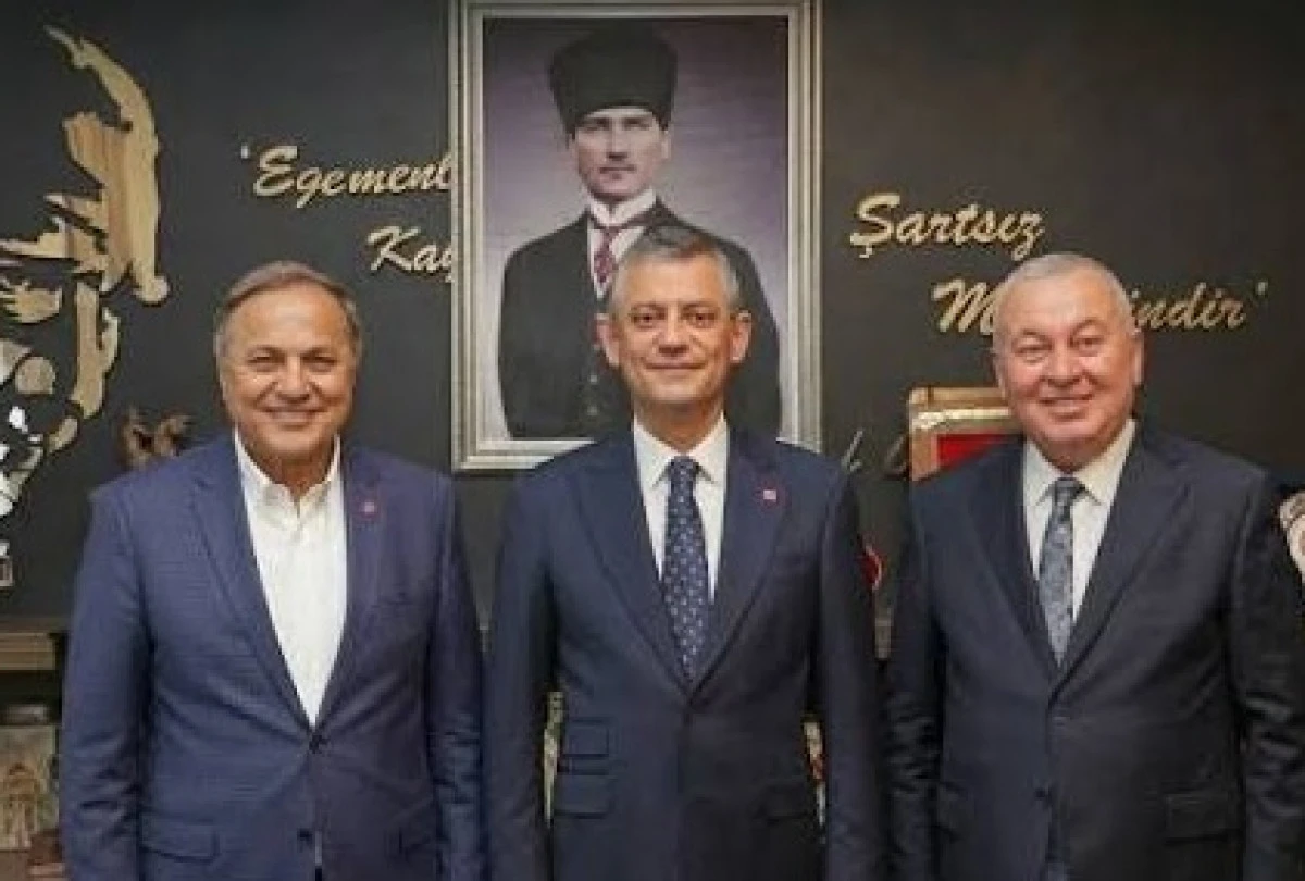 KULİSLER SALLANDI: &Ouml;ZG&Uuml;R &Ouml;ZEL GRUPTA VEDA ETTİ, 82 VEKİL YENİ PARTİYE GE&Ccedil;İYOR!