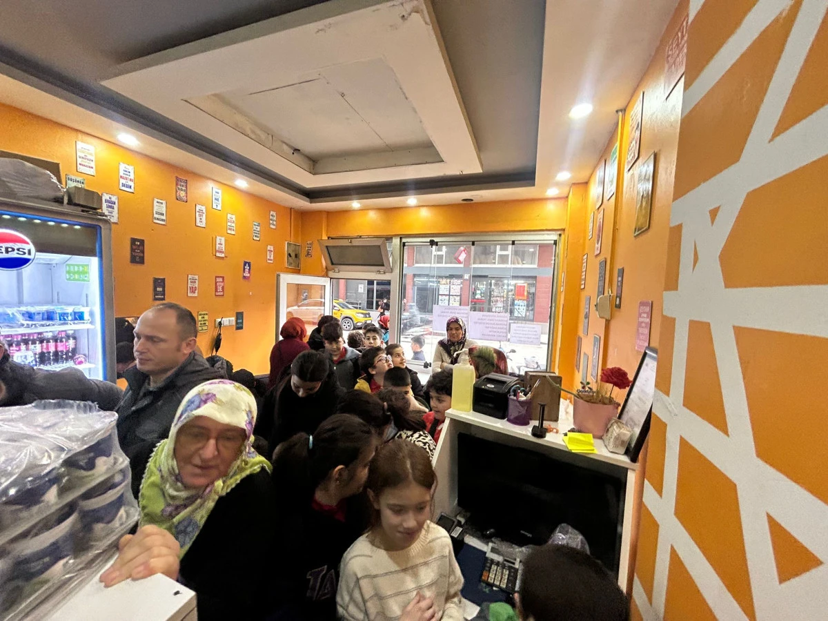 Merhum Cemil Yılmaz Anısına &Uuml;nye&rsquo;de &Ouml;ğrencilere &Uuml;cretsiz D&ouml;ner Dağıtıldı