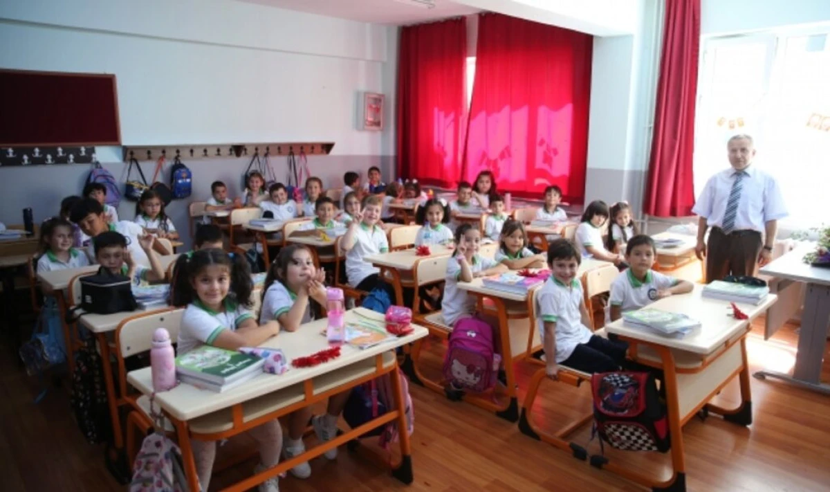 &Ouml;ğrenciler Dersbaşı Yaptı: LGS ve YKS Tarihleri Belli Oldu