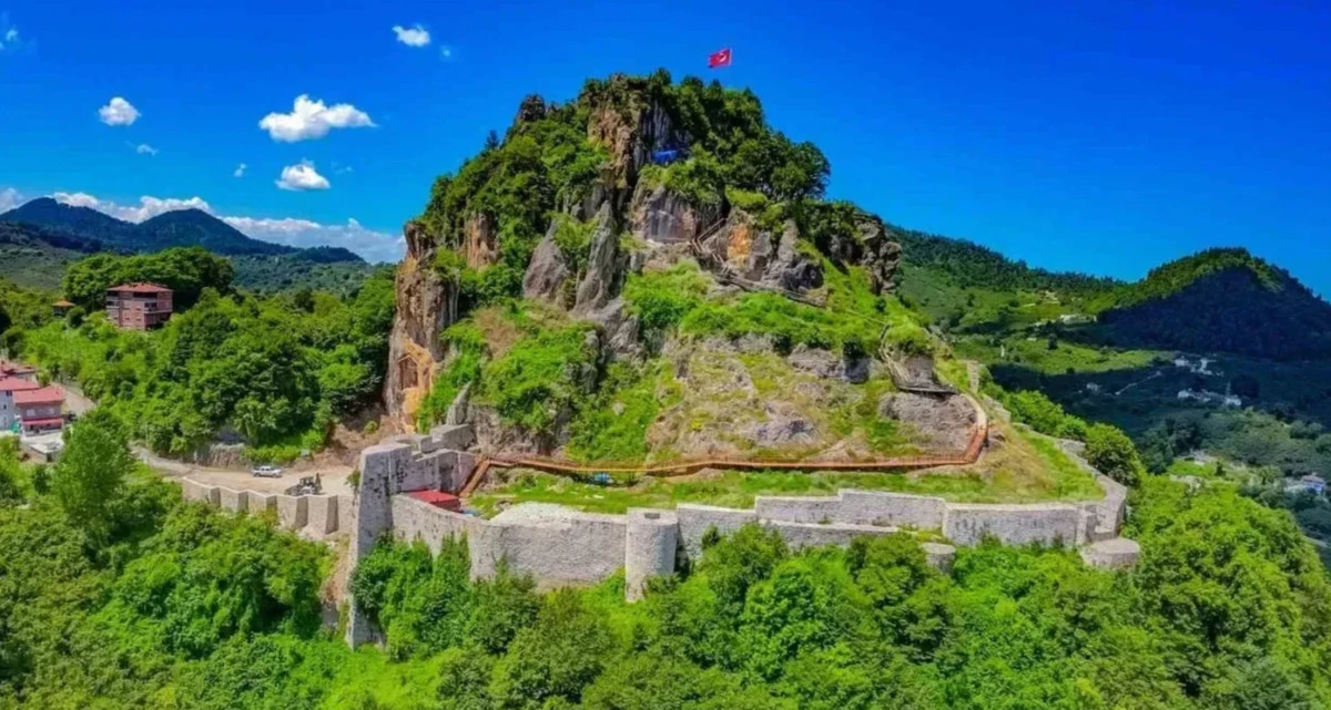 Ordu Turizminin Yeni Yıldızı: &Uuml;nye Kalesi Ziyaret&ccedil;i Akınına Uğruyor