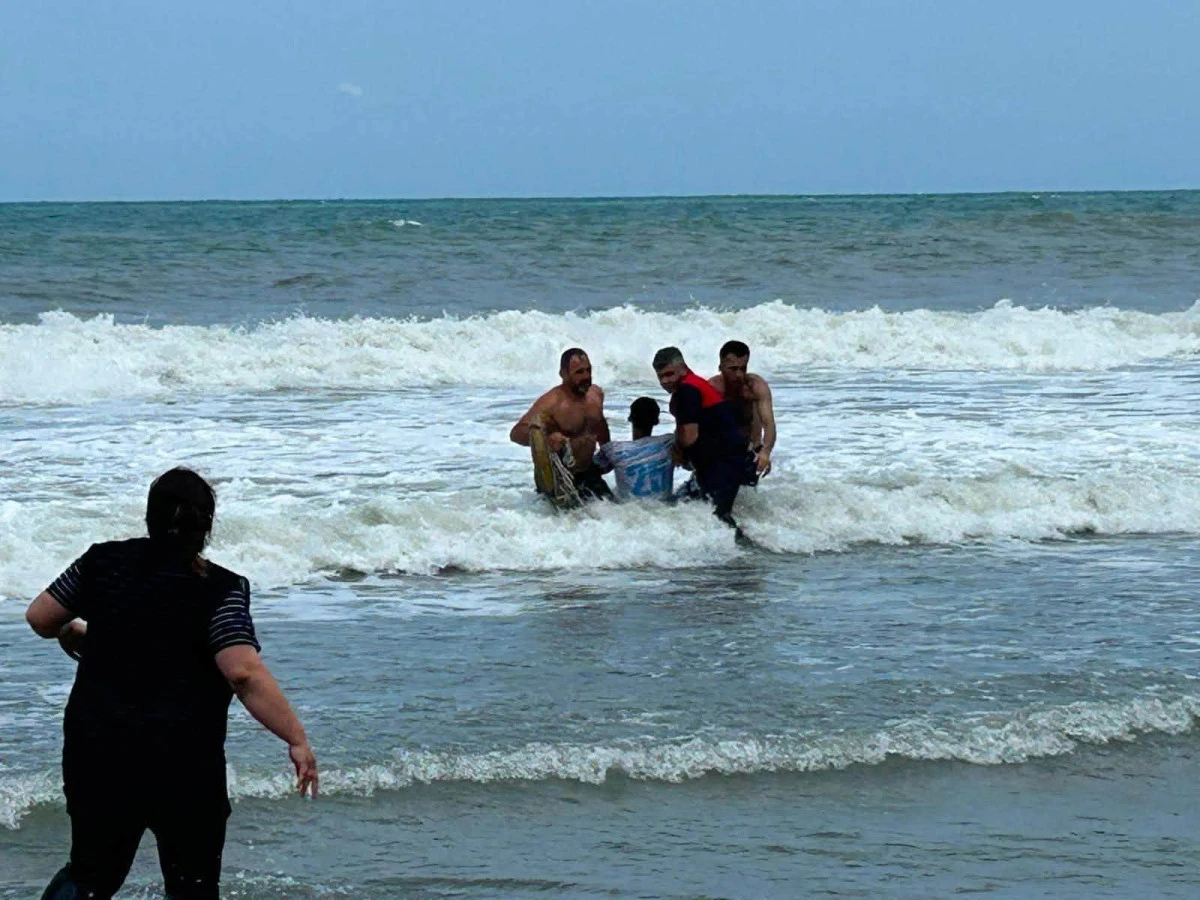 Ordu &Uuml;nye'de denize girme yasağına uymayan iki kardeş boğulma tehlikesi ge&ccedil;irdi!