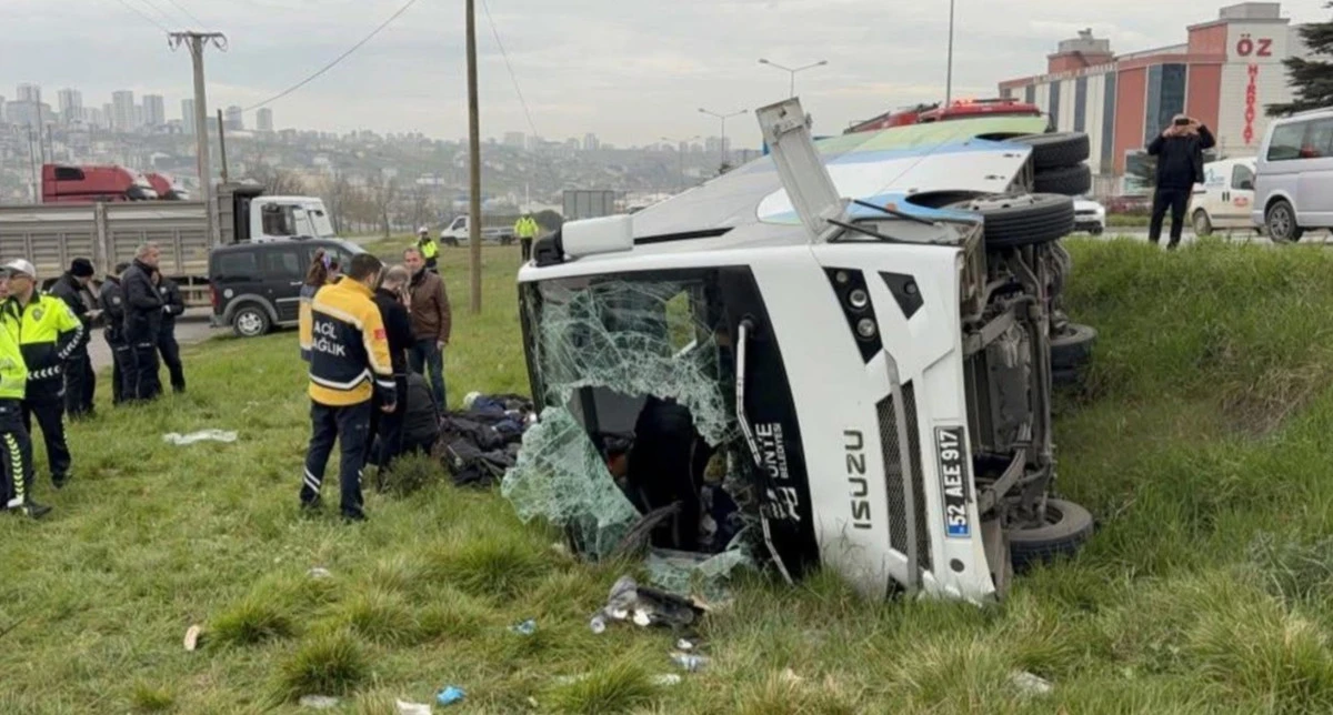Samsun&rsquo;da Feci Kaza: &Uuml;nye Fen Lisesi &Ouml;ğrencilerini Taşıyan Midib&uuml;s Devrildi, 15 Yaralı