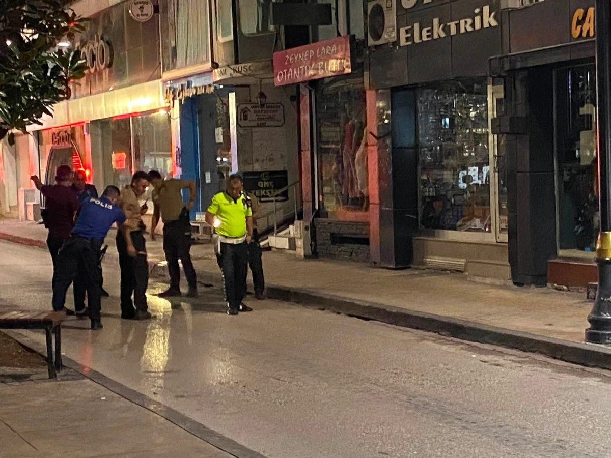 &Uuml;nye H&uuml;k&uuml;met Caddesi'nde İş Yeri Kurşunlandı! Silahlı Saldırgan B&uuml;nyamin Can Teslim Oldu