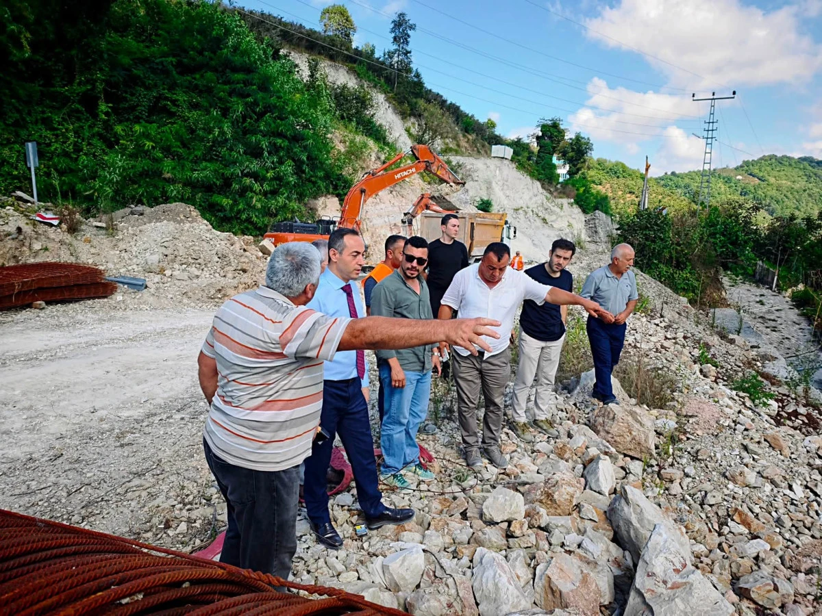 &Uuml;nye Kaymakamı Kemal Yıldız, heyelan b&ouml;lgesini inceledi 