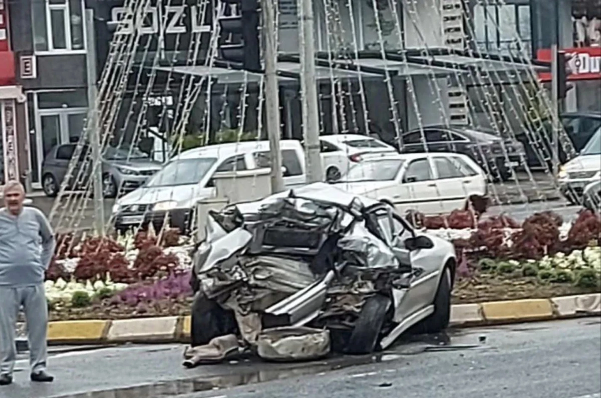 &Uuml;nye&rsquo;de Kavşakta Kaza: Ara&ccedil; Hurdaya D&ouml;nd&uuml;, Yaralılar Var 