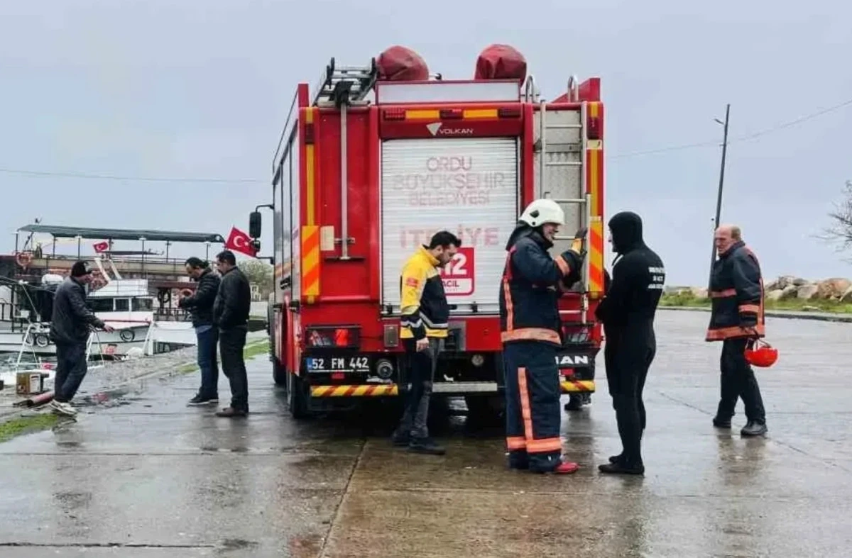 Ünye’de Su Alan Balıkçı Teknesi Son Anda Kurtarıldı